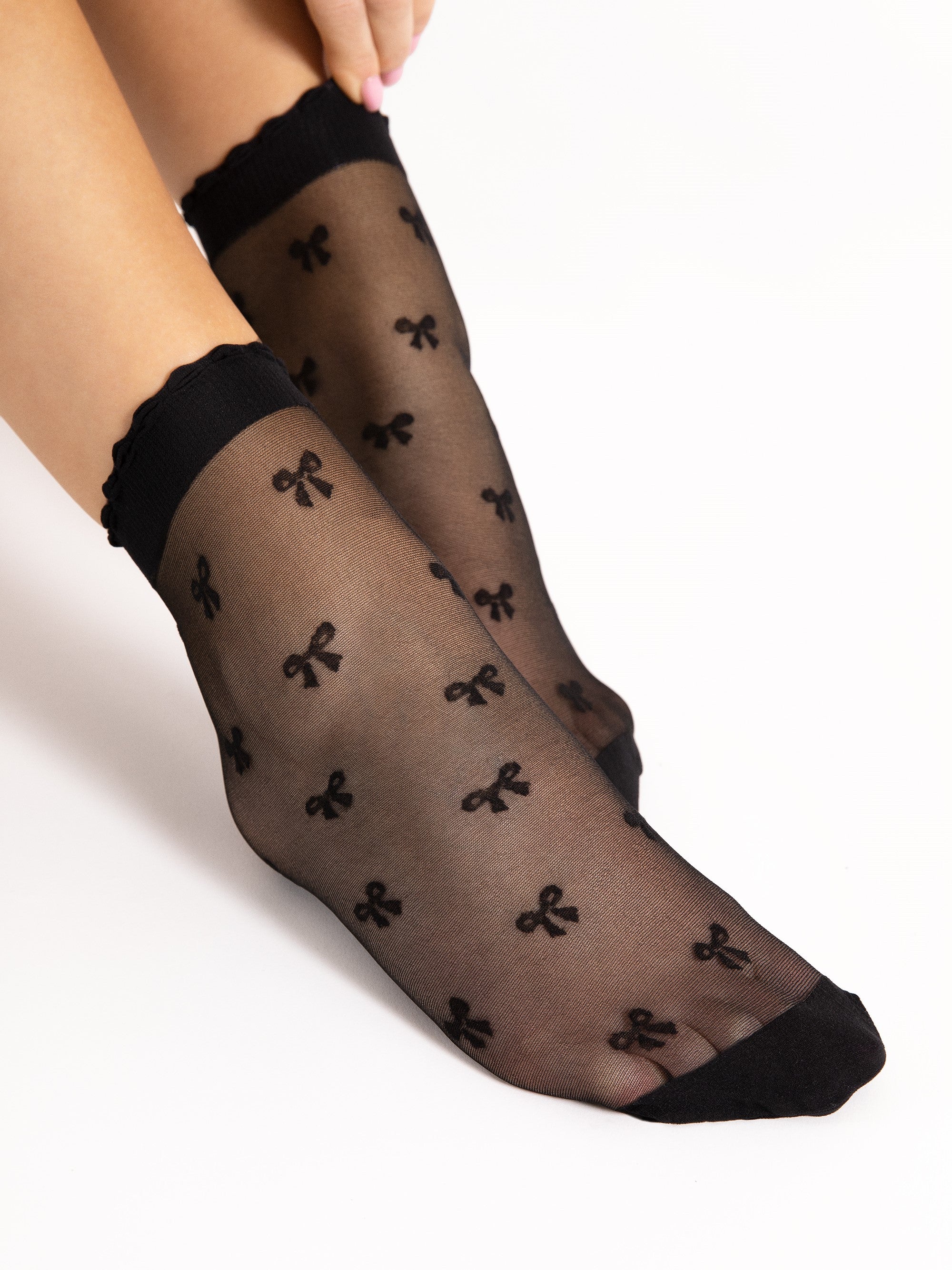 Fiore Bow Pattern Ultra-Sheer Crew Socks – 15 Den